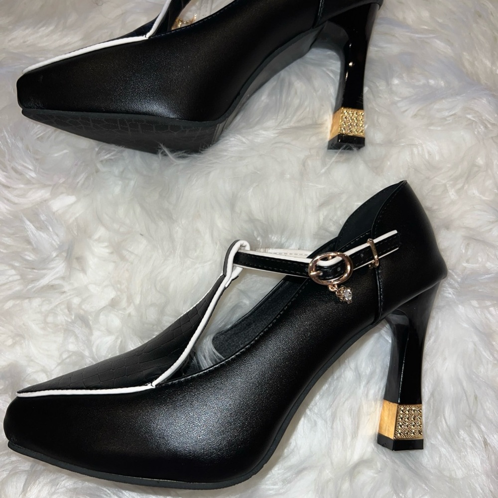 New Black Cushioned T-Strap W/ Chrystal Accents & Chrystal Heels Size/8.5 - Picture 2 of 5